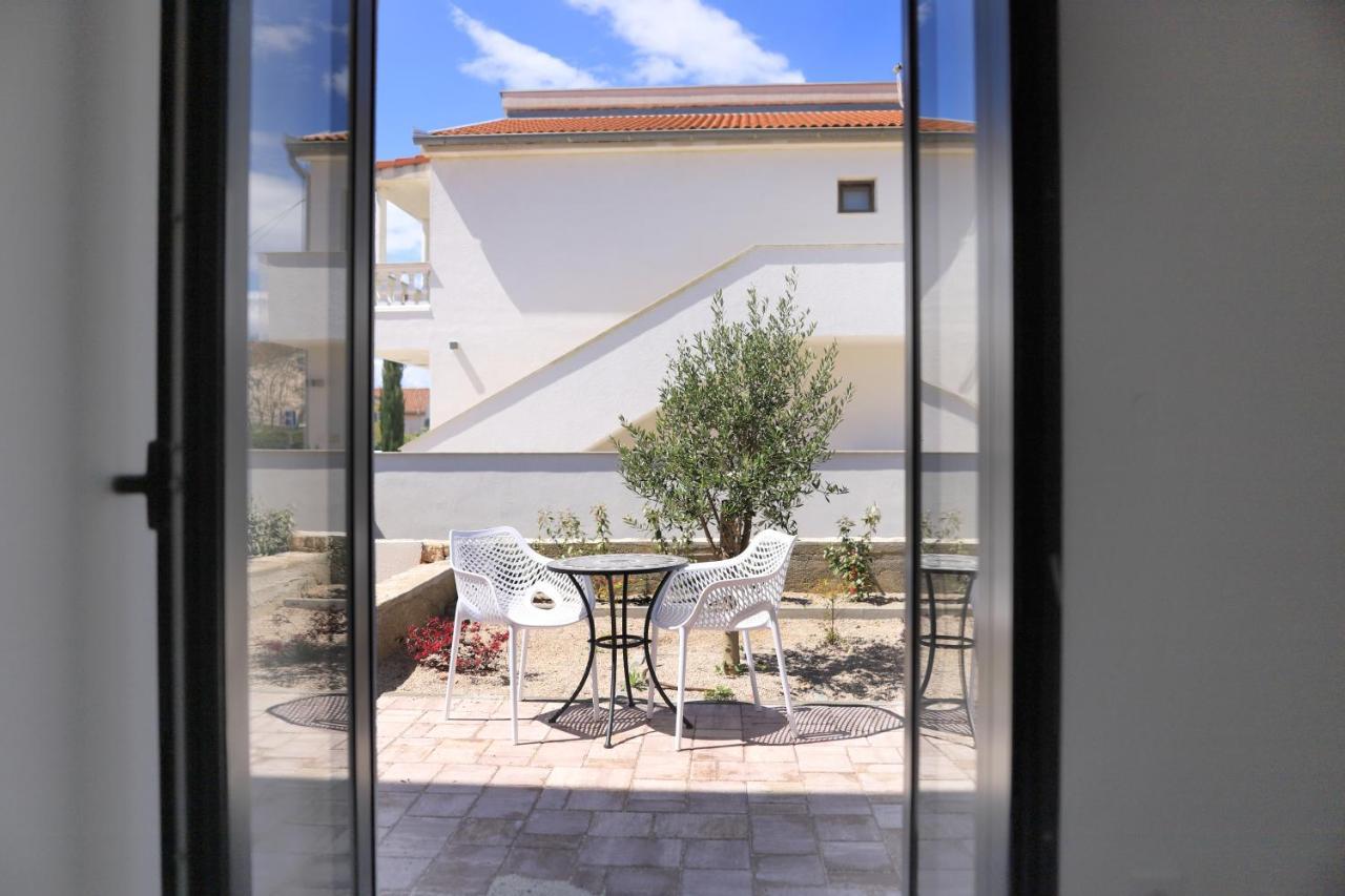 Apartments Terra Sun With Private Pool Or Jacuzzi Нивице Екстериор снимка